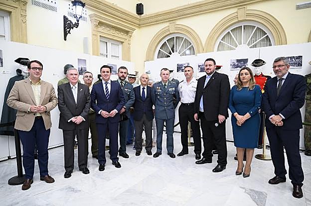 Foto de familia de las autoridades asistentes a la inauguración de la muestra.