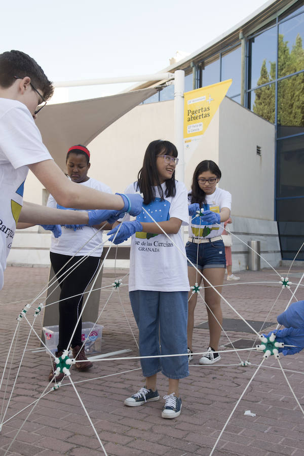 El Parque de las Ciencias de Granada celebró este sábado con una jornada de puertas abiertas su 24 aniversario y la 22 edición de la Feria de la Ciencia