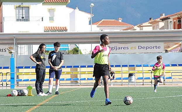 Imagen principal - La coordinadora Amalia Fernández, muy atenta al entrenamiento. Paula brega por un balón dividido durante el entrenamiento alevín. Cayetana, entrena a tope con sus compañeros.
