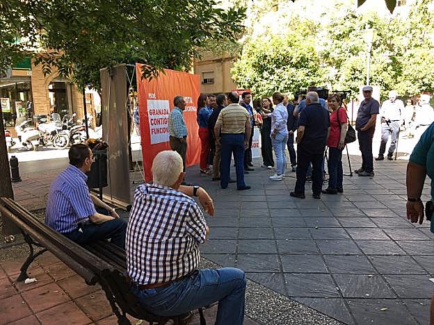 Dos vecinos del barrio de Doctores asisten al acto de campaña de Paco Cuenca, ayer.