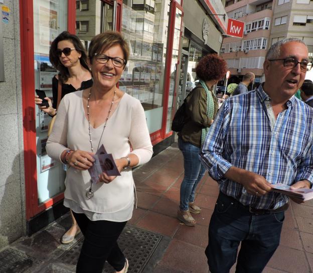 Valverde, junto a compañeros de su candidatura, reparten folletos en comercios locales.