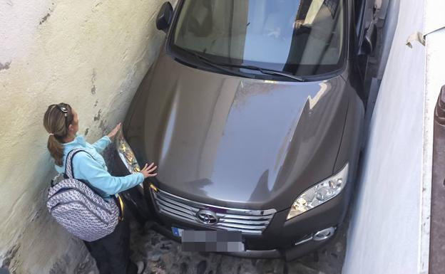 Un coche atrapado en la calle Oidores a pesar de existir una señal que prohíbe el paso.