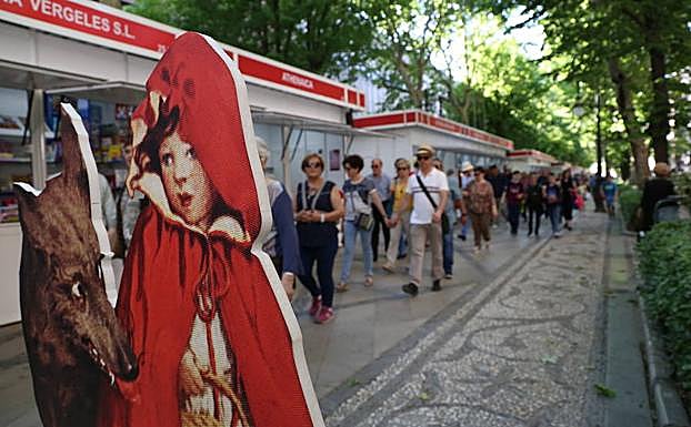 El lobo, Caperucita y el público de la Feria del Libro.