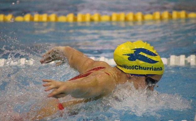 Marta Bonilla muestra su impecable estilo en mariposa durante una competición con el Churriana. 