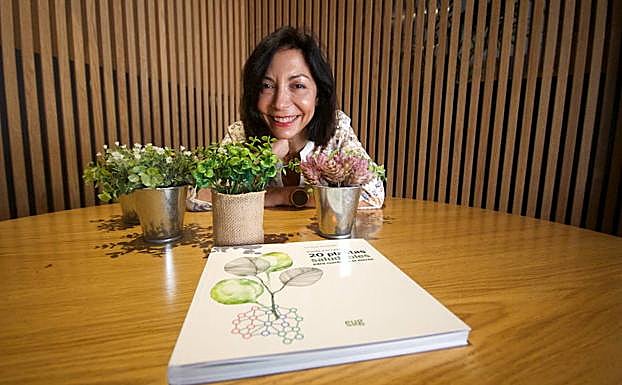 Nítida Pastor, investigadora y directora científica de una multinacional, posa en un hotel de Granada con su libro
