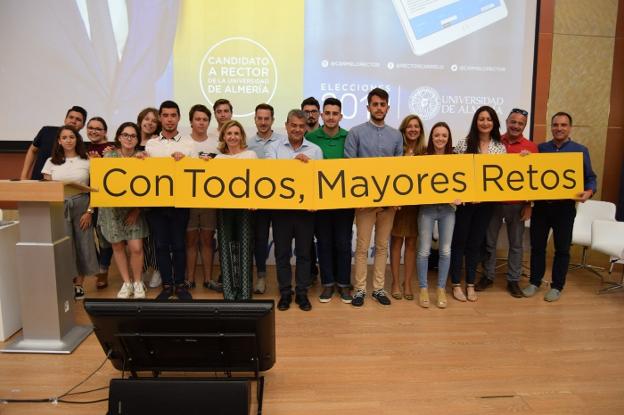 Rodríguez Torreblanca estuvo acompañado del que ha sido su equipo de gobierno, personal, docentes y alumnos.