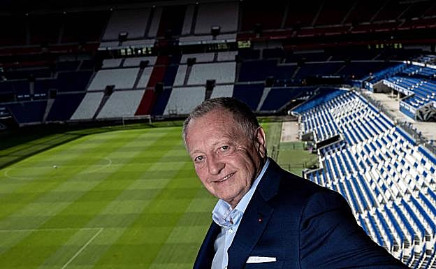 Jean Michel Aulas posa en el estadio del Lyon 