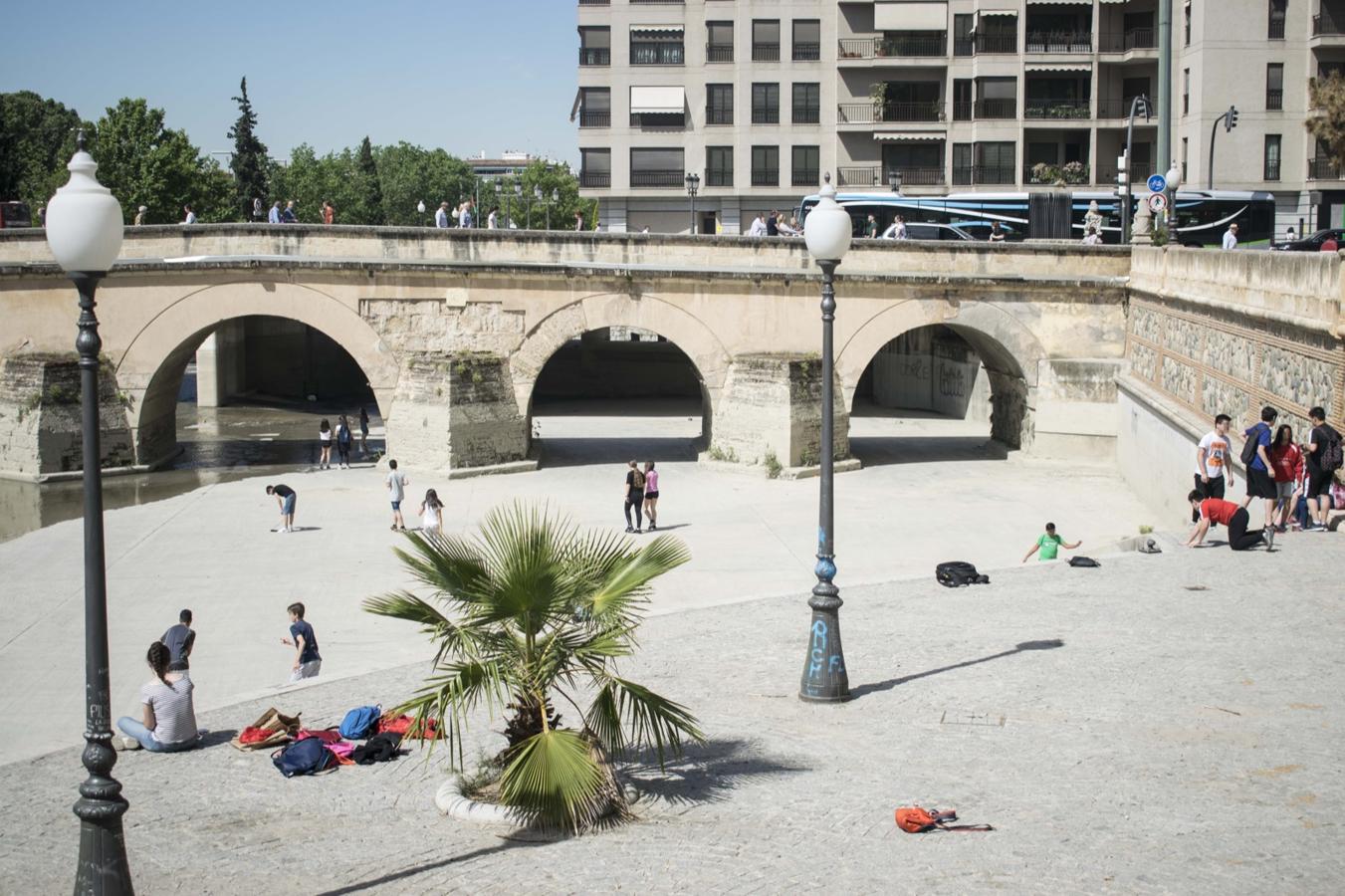 El rio Genil se llena de personas con la llegada del buen tiempo.