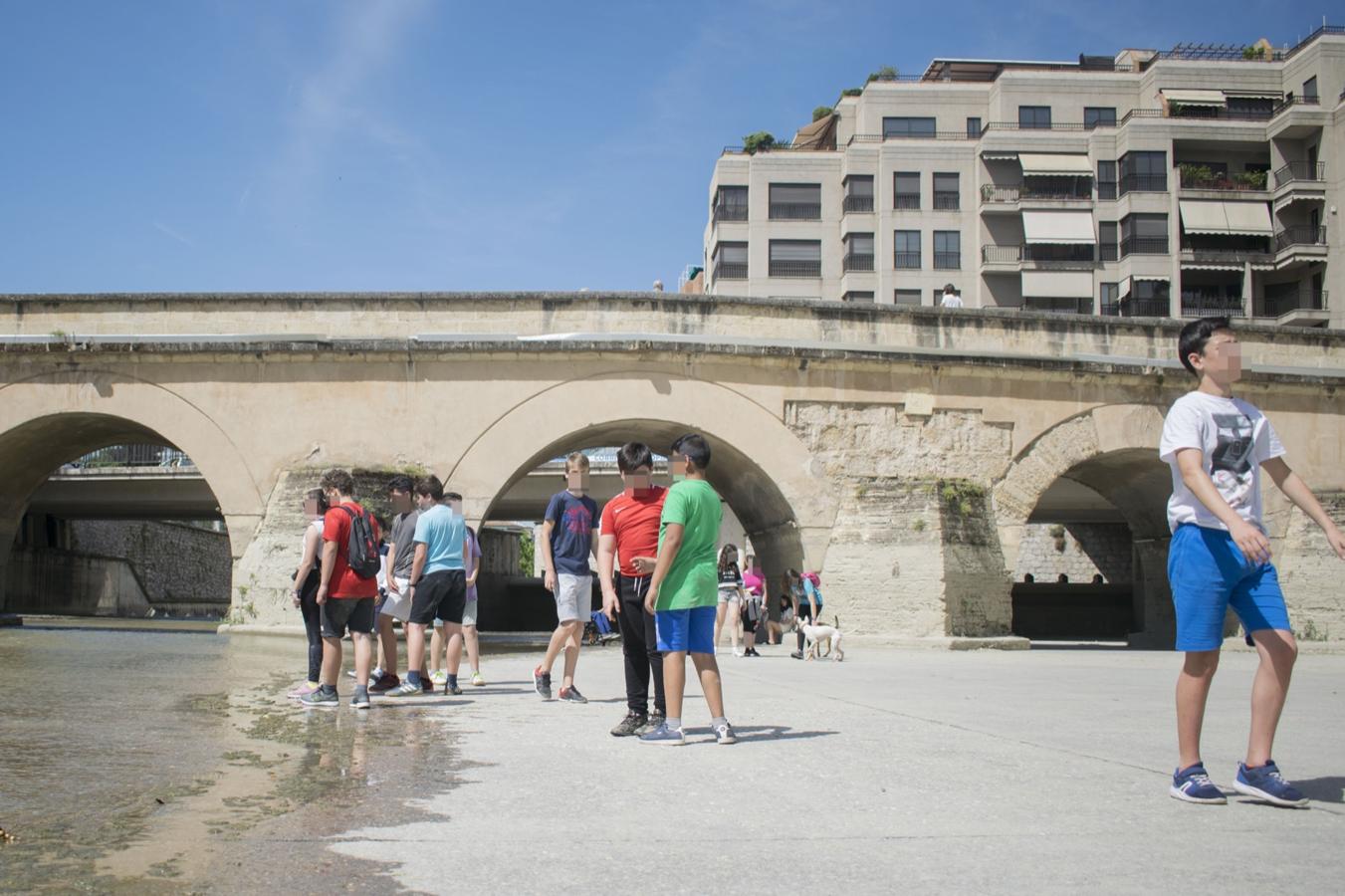 El rio Genil se llena de personas con la llegada del buen tiempo.