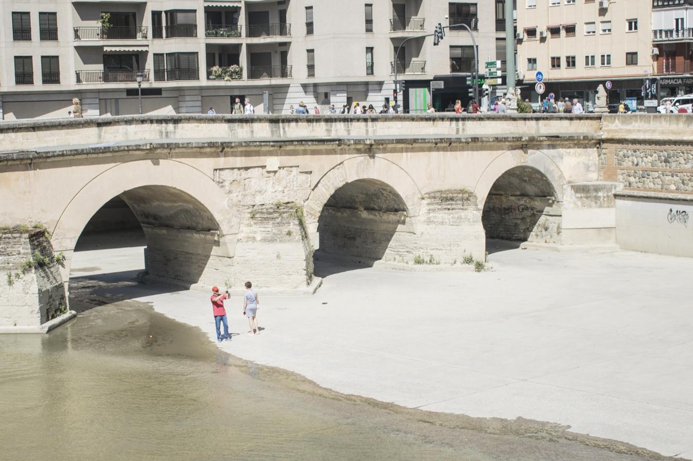 El rio Genil se llena de personas con la llegada del buen tiempo.