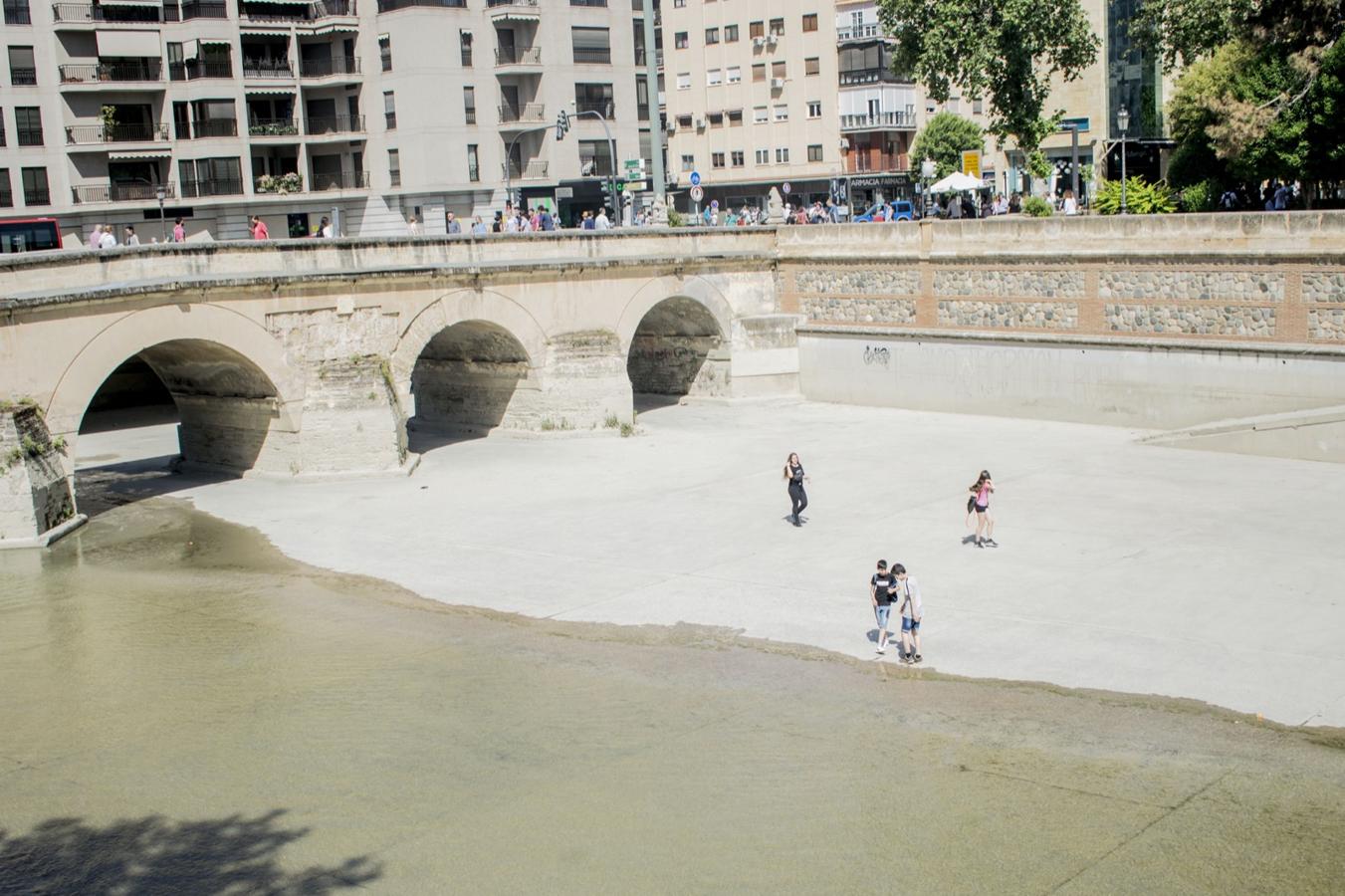 El rio Genil se llena de personas con la llegada del buen tiempo.