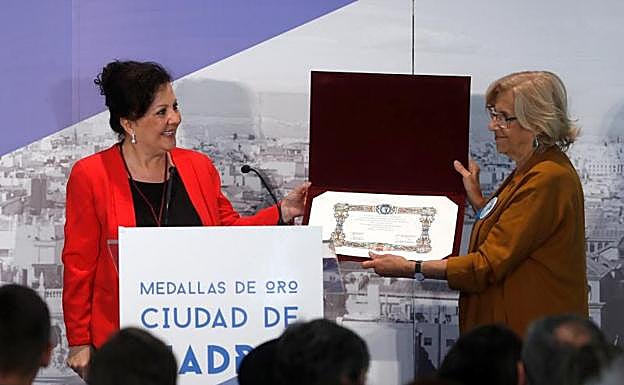 La alcaldesa de Madrid, Manuela Carmena, entrega la Medalla de Oro de la ciudad de Madrid a la cantaora Carmen Linares.