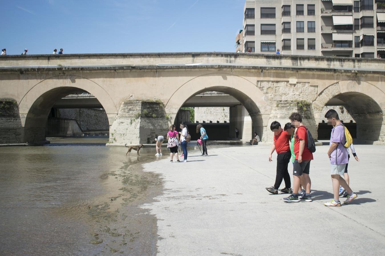 El rio Genil se llena de personas con la llegada del buen tiempo.