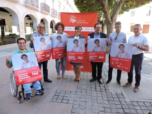 Valverde junto a compañeros de lista y de partido, presenta los carteles en inglés, francés y árabe de su campaña. 