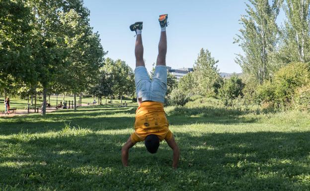 Un joven mira el mundo desde otra perspectiva en el parque Tico Medina de Granada