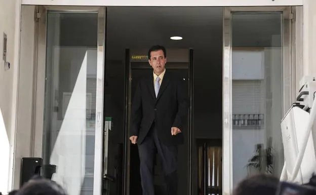 Miguel Rivera, abogado de Bernardo Montoya, a su salida de los Juzgados de Valverde del Camino (Huelva).