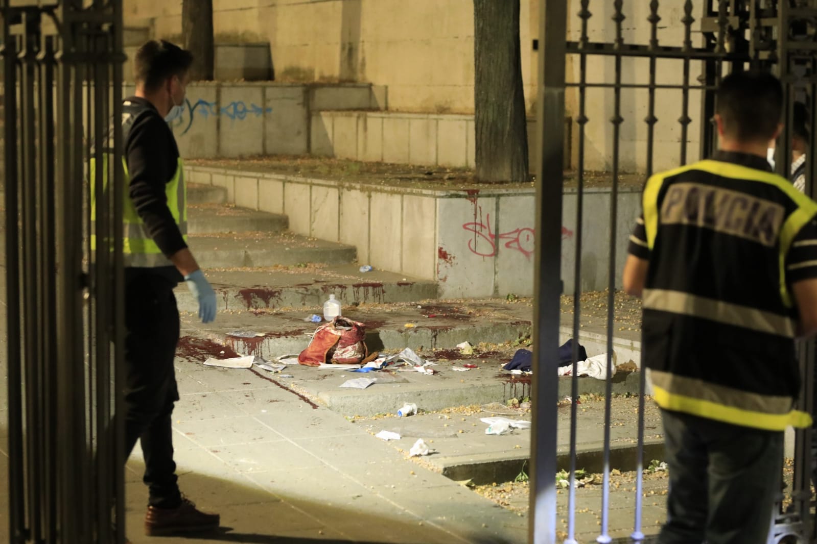 El agresor, que ha huido del lugar de los hechos, se ha cortado las venas antes de ser detenido. La mujer apuñalada ha sido trasladada al hospital.