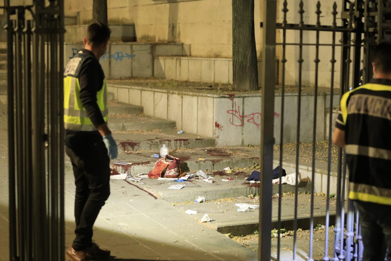 El agresor, que ha huido del lugar de los hechos, se ha cortado las venas antes de ser detenido. La mujer apuñalada ha sido trasladada al hospital.