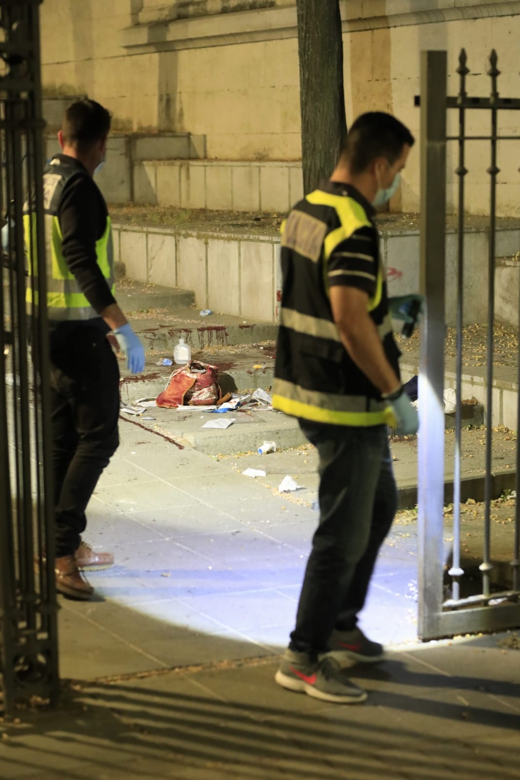 El agresor, que ha huido del lugar de los hechos, se ha cortado las venas antes de ser detenido. La mujer apuñalada ha sido trasladada al hospital.