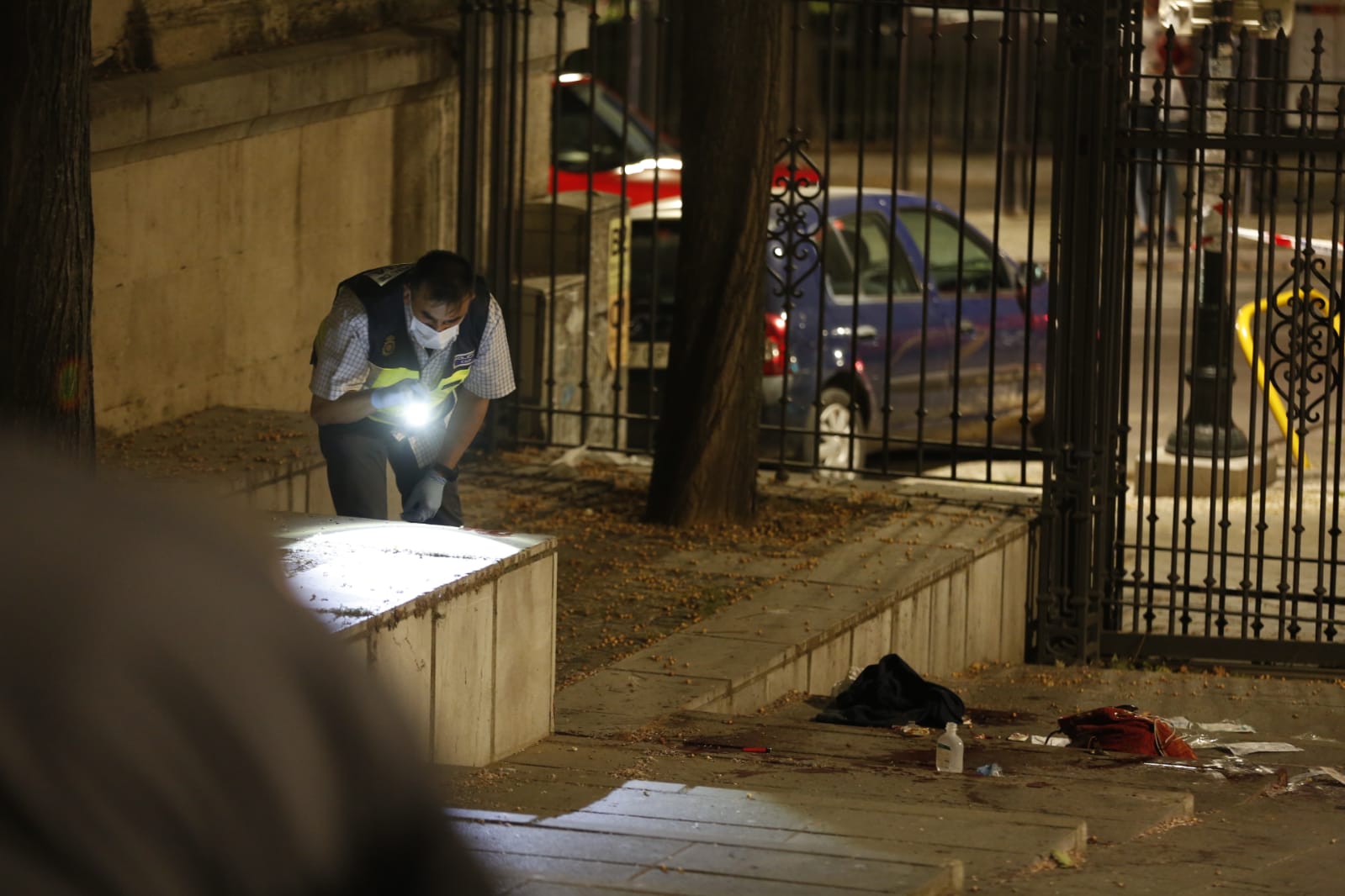 El agresor, que ha huido del lugar de los hechos, se ha cortado las venas antes de ser detenido. La mujer apuñalada ha sido trasladada al hospital.