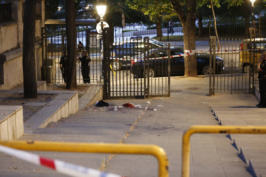 El agresor, que ha huido del lugar de los hechos, se ha cortado las venas antes de ser detenido. La mujer apuñalada ha sido trasladada al hospital.