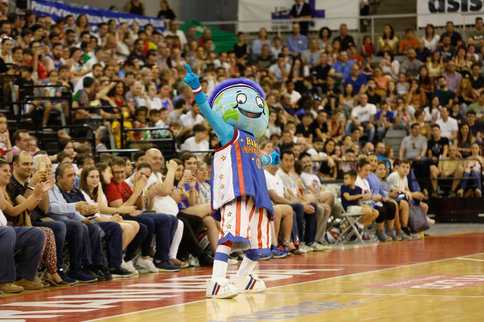 El Palacio de los Deportes de Granada fue el escenario de las espectaculares acrobacias con canastas de por medio del mítico equipo de Harlem