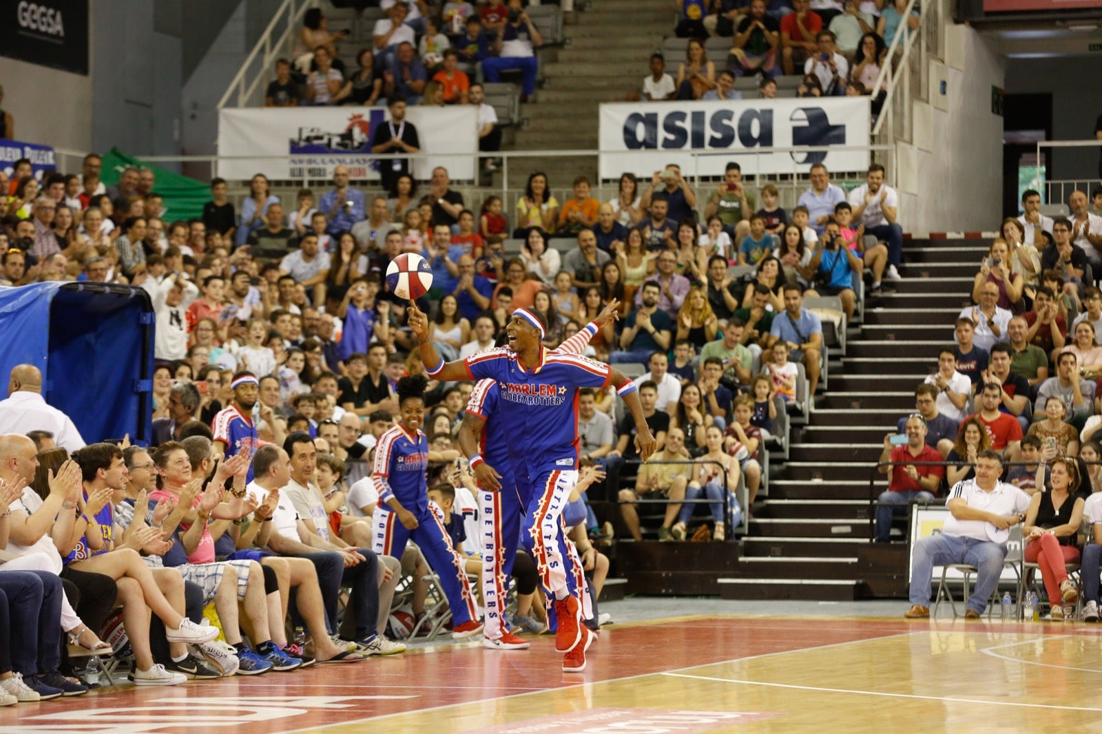 El Palacio de los Deportes de Granada fue el escenario de las espectaculares acrobacias con canastas de por medio del mítico equipo de Harlem