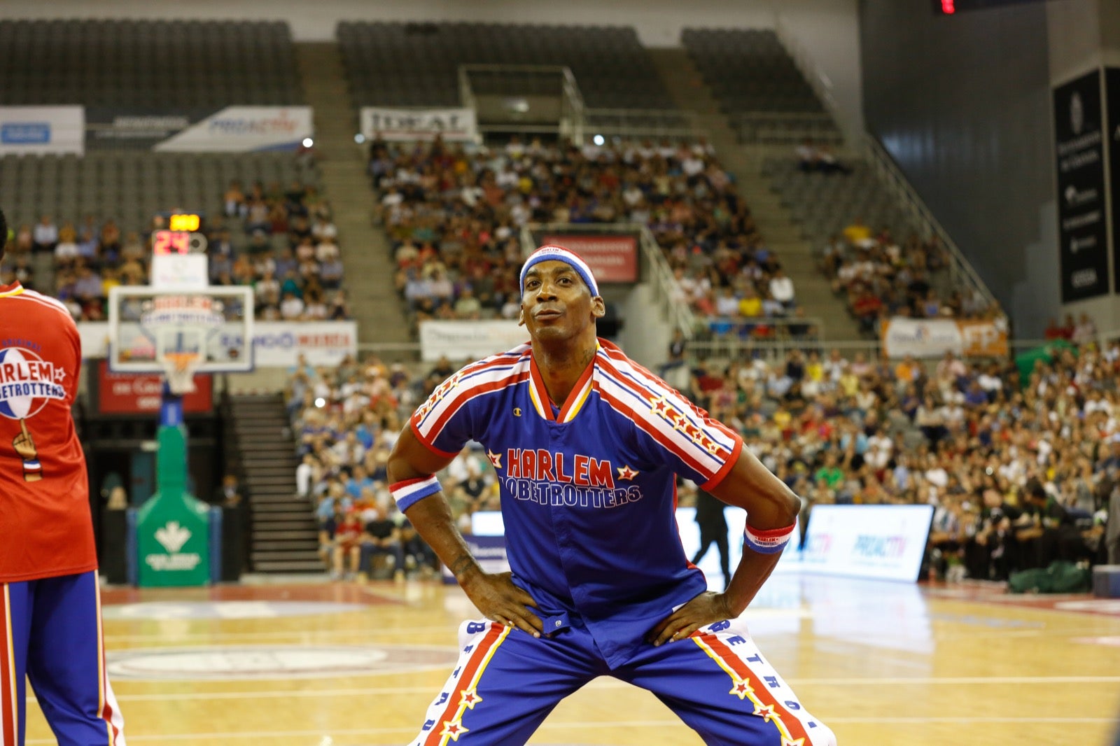 El Palacio de los Deportes de Granada fue el escenario de las espectaculares acrobacias con canastas de por medio del mítico equipo de Harlem