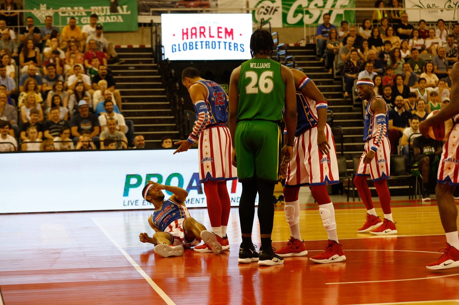 El Palacio de los Deportes de Granada fue el escenario de las espectaculares acrobacias con canastas de por medio del mítico equipo de Harlem