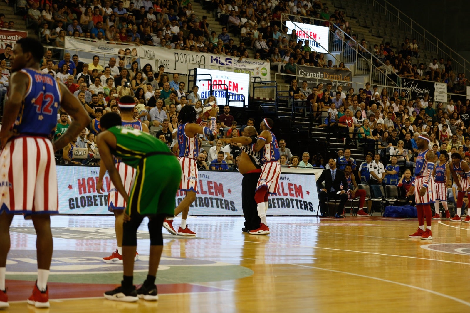 El Palacio de los Deportes de Granada fue el escenario de las espectaculares acrobacias con canastas de por medio del mítico equipo de Harlem