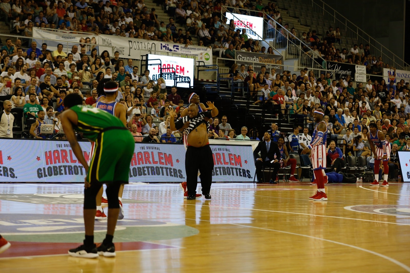 El Palacio de los Deportes de Granada fue el escenario de las espectaculares acrobacias con canastas de por medio del mítico equipo de Harlem
