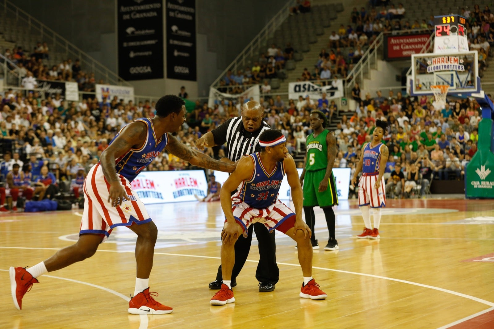 El Palacio de los Deportes de Granada fue el escenario de las espectaculares acrobacias con canastas de por medio del mítico equipo de Harlem
