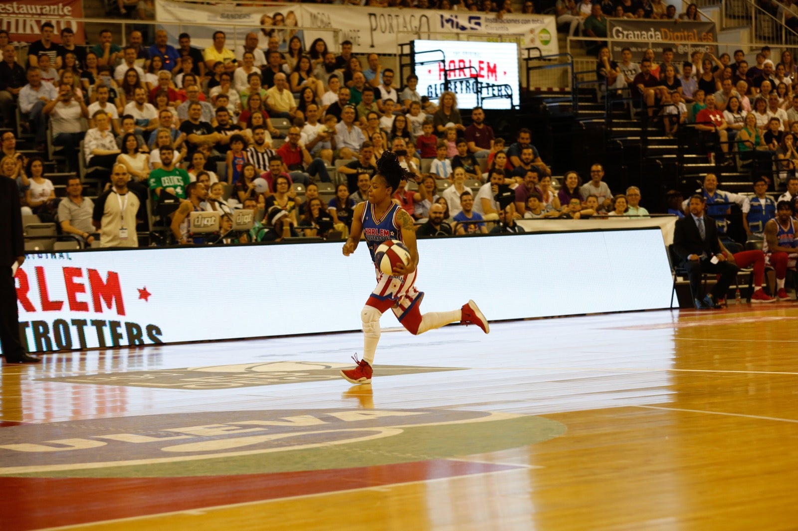 El Palacio de los Deportes de Granada fue el escenario de las espectaculares acrobacias con canastas de por medio del mítico equipo de Harlem