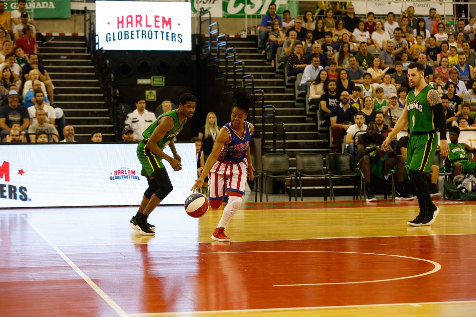 El Palacio de los Deportes de Granada fue el escenario de las espectaculares acrobacias con canastas de por medio del mítico equipo de Harlem