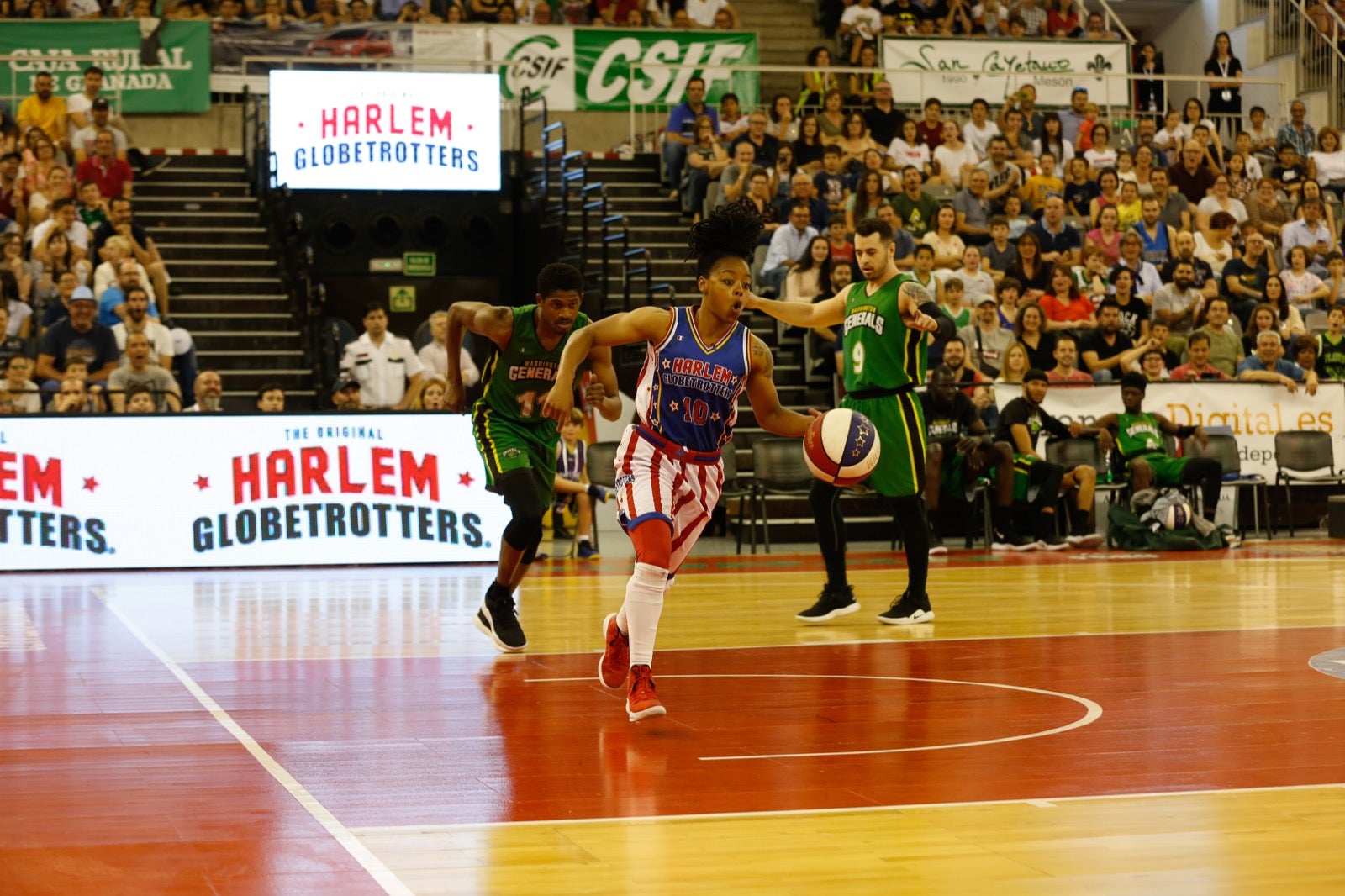 El Palacio de los Deportes de Granada fue el escenario de las espectaculares acrobacias con canastas de por medio del mítico equipo de Harlem