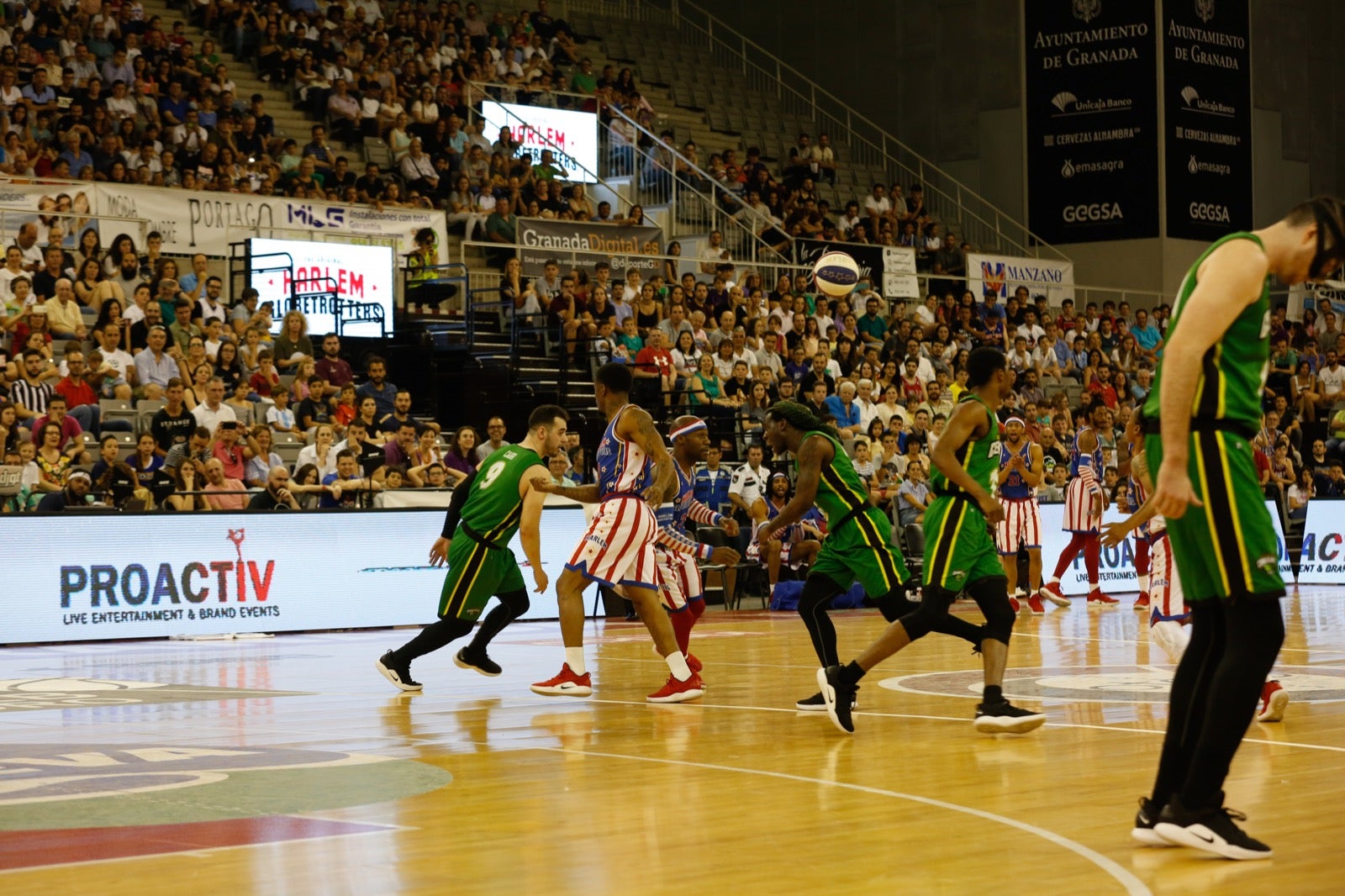 El Palacio de los Deportes de Granada fue el escenario de las espectaculares acrobacias con canastas de por medio del mítico equipo de Harlem