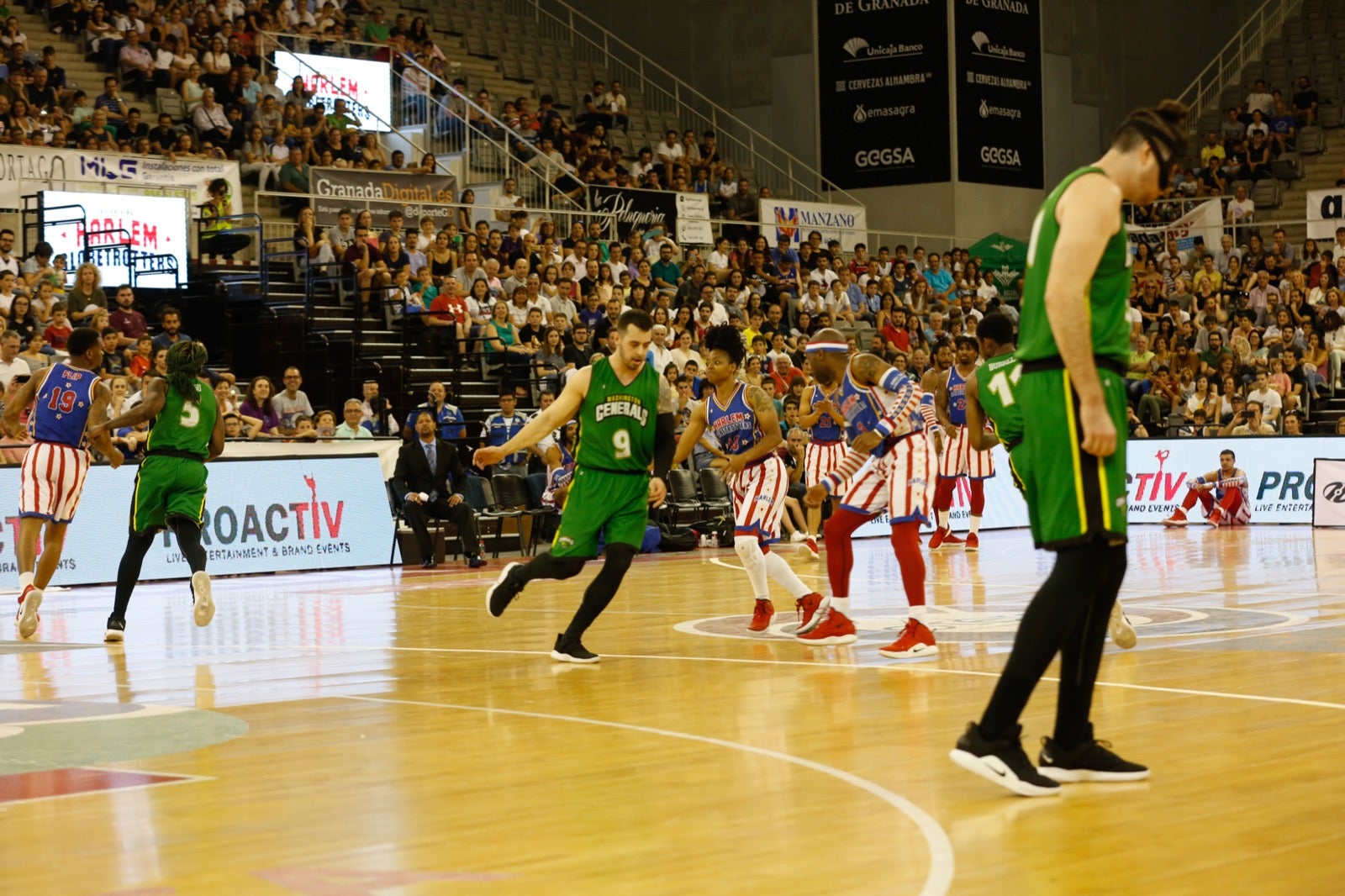 El Palacio de los Deportes de Granada fue el escenario de las espectaculares acrobacias con canastas de por medio del mítico equipo de Harlem