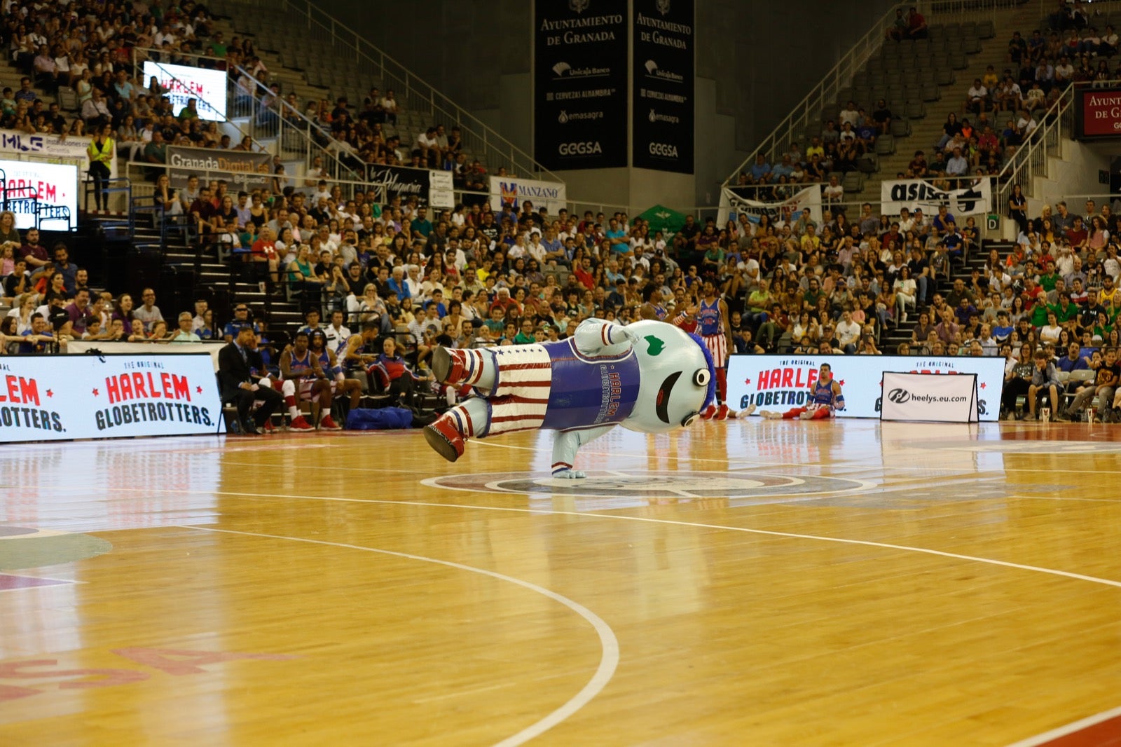 El Palacio de los Deportes de Granada fue el escenario de las espectaculares acrobacias con canastas de por medio del mítico equipo de Harlem