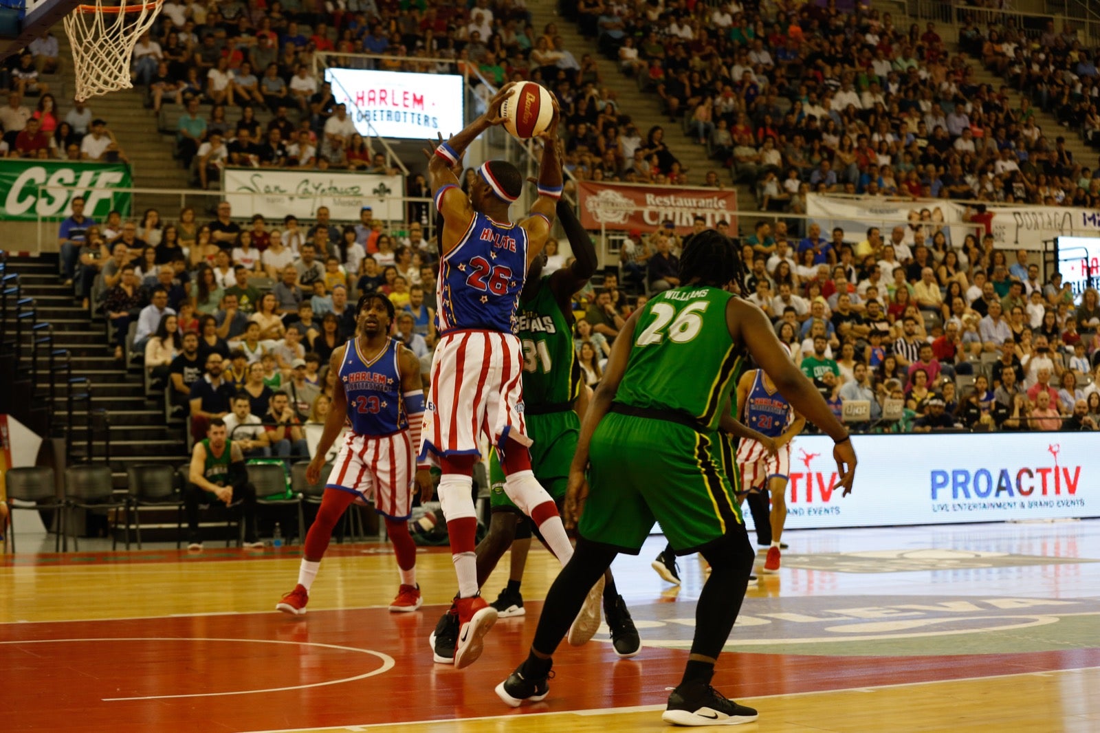 El Palacio de los Deportes de Granada fue el escenario de las espectaculares acrobacias con canastas de por medio del mítico equipo de Harlem