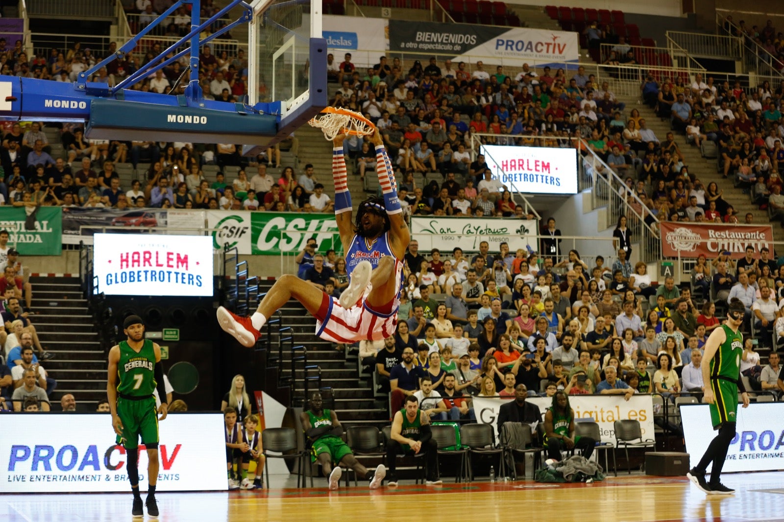 El Palacio de los Deportes de Granada fue el escenario de las espectaculares acrobacias con canastas de por medio del mítico equipo de Harlem