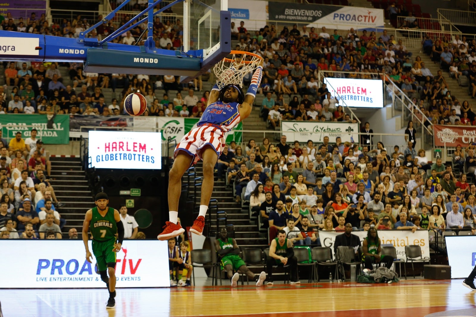 El Palacio de los Deportes de Granada fue el escenario de las espectaculares acrobacias con canastas de por medio del mítico equipo de Harlem