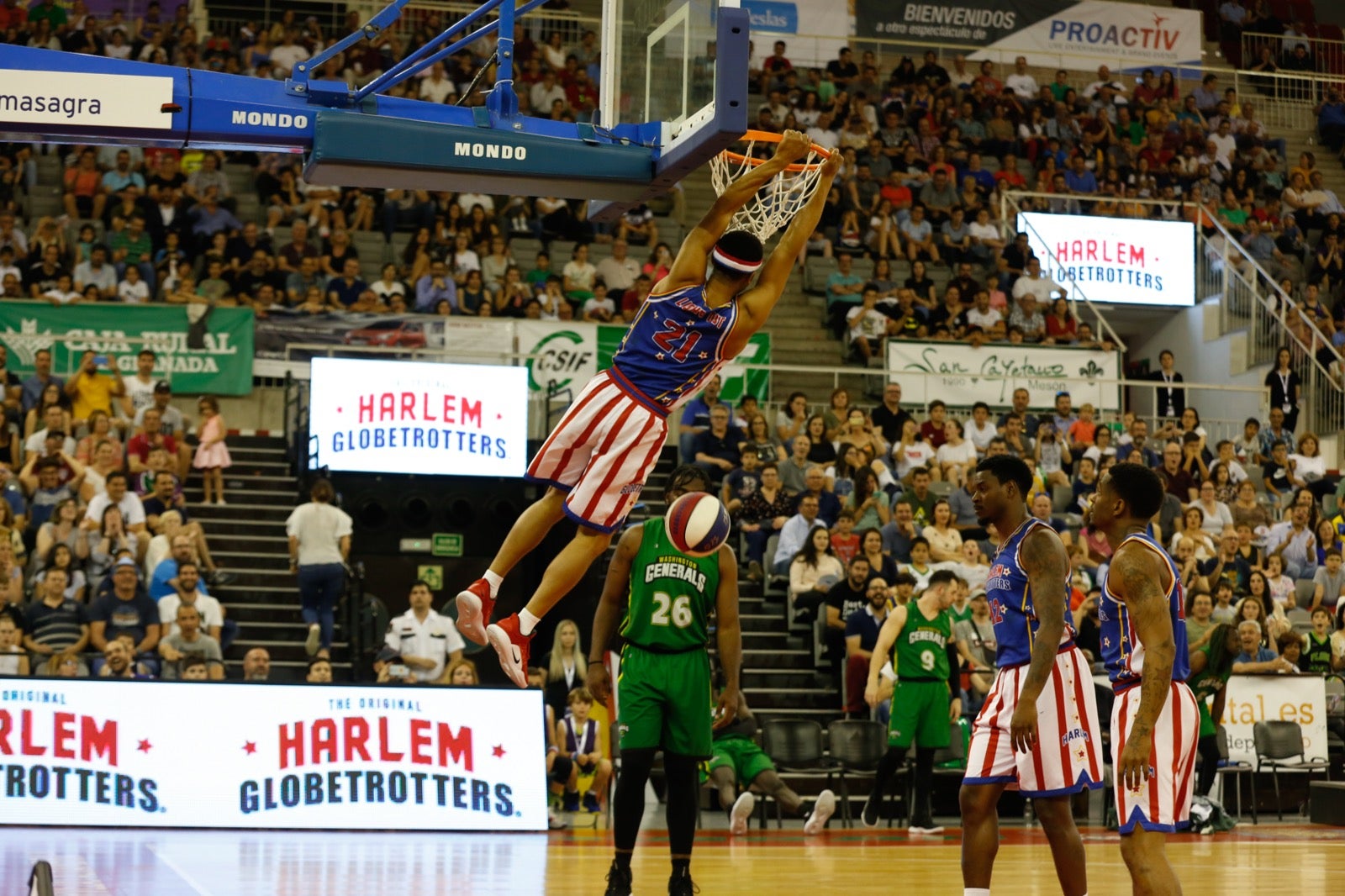 El Palacio de los Deportes de Granada fue el escenario de las espectaculares acrobacias con canastas de por medio del mítico equipo de Harlem