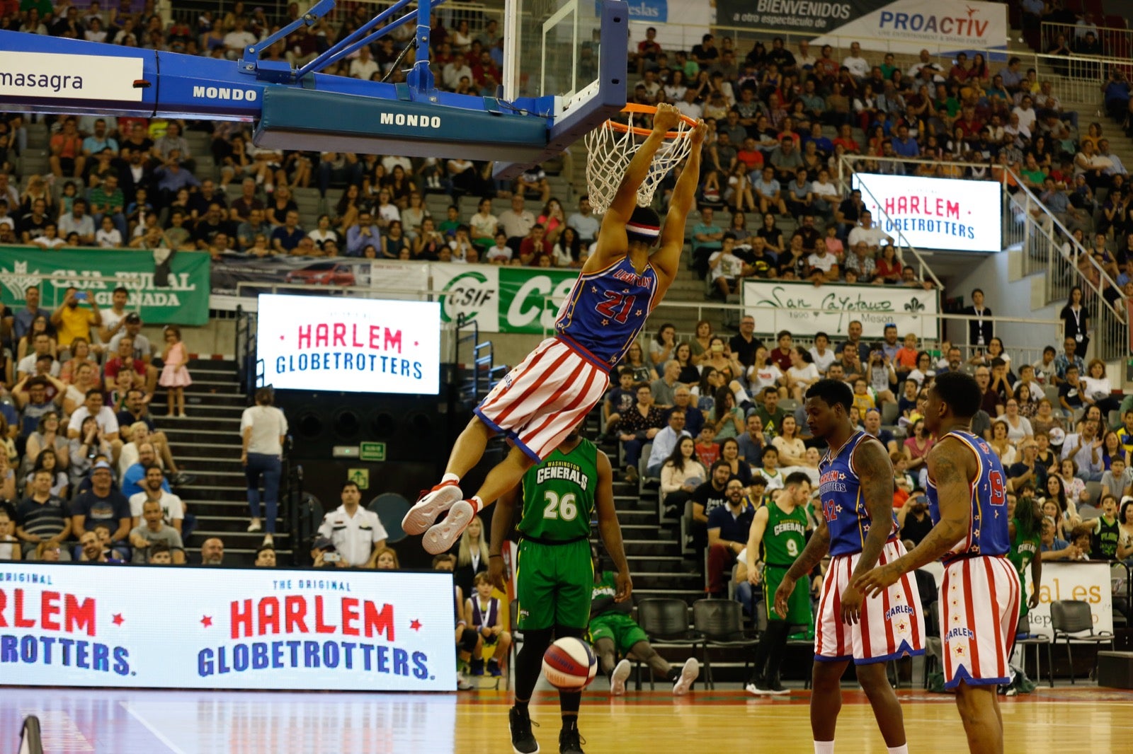 El Palacio de los Deportes de Granada fue el escenario de las espectaculares acrobacias con canastas de por medio del mítico equipo de Harlem