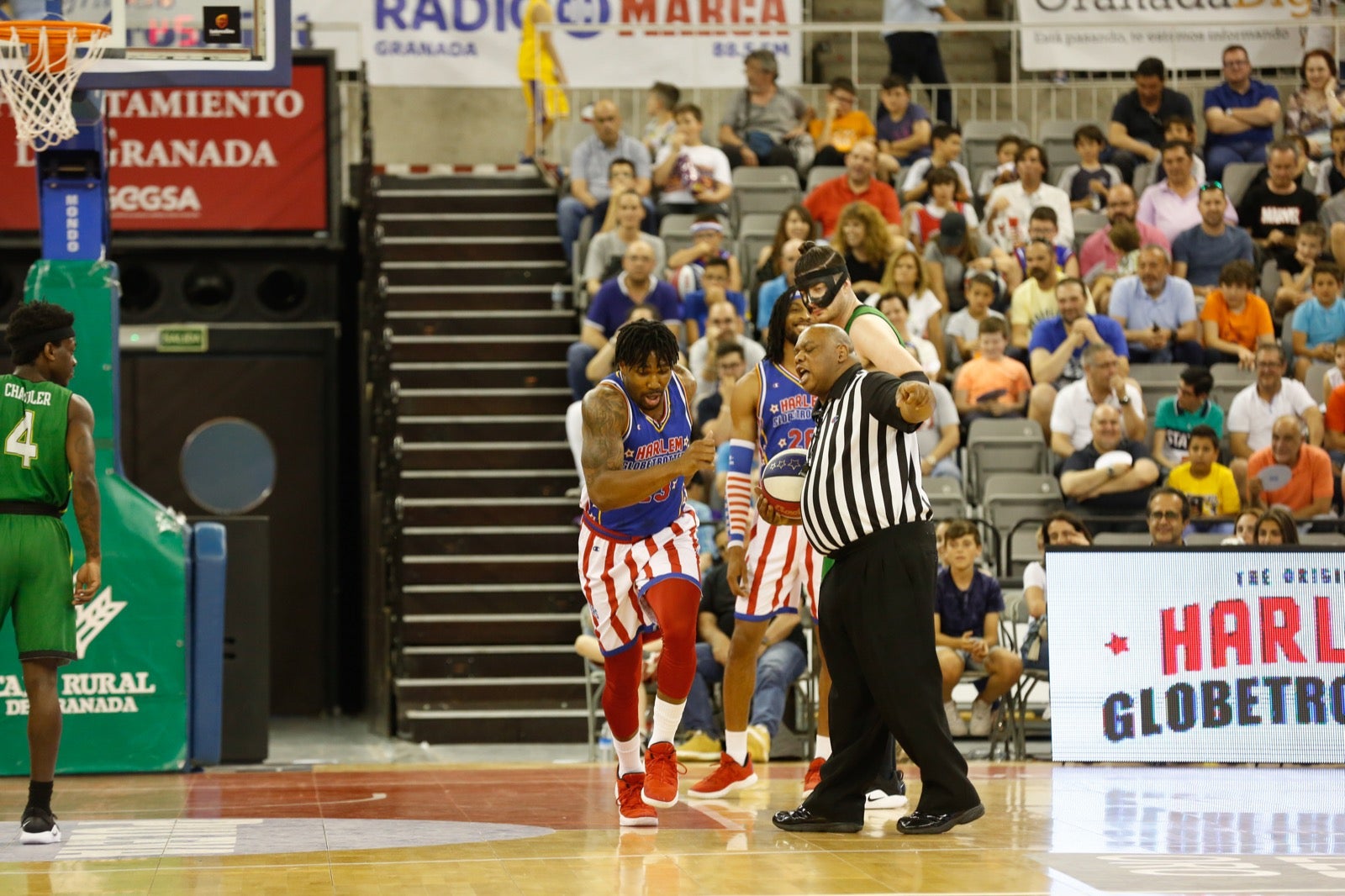 El Palacio de los Deportes de Granada fue el escenario de las espectaculares acrobacias con canastas de por medio del mítico equipo de Harlem