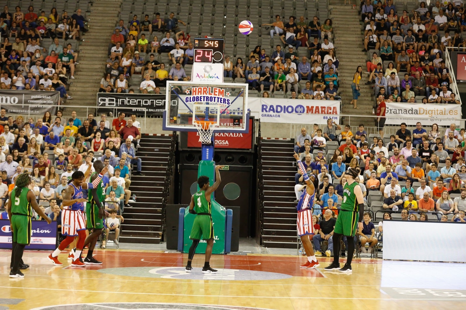 El Palacio de los Deportes de Granada fue el escenario de las espectaculares acrobacias con canastas de por medio del mítico equipo de Harlem