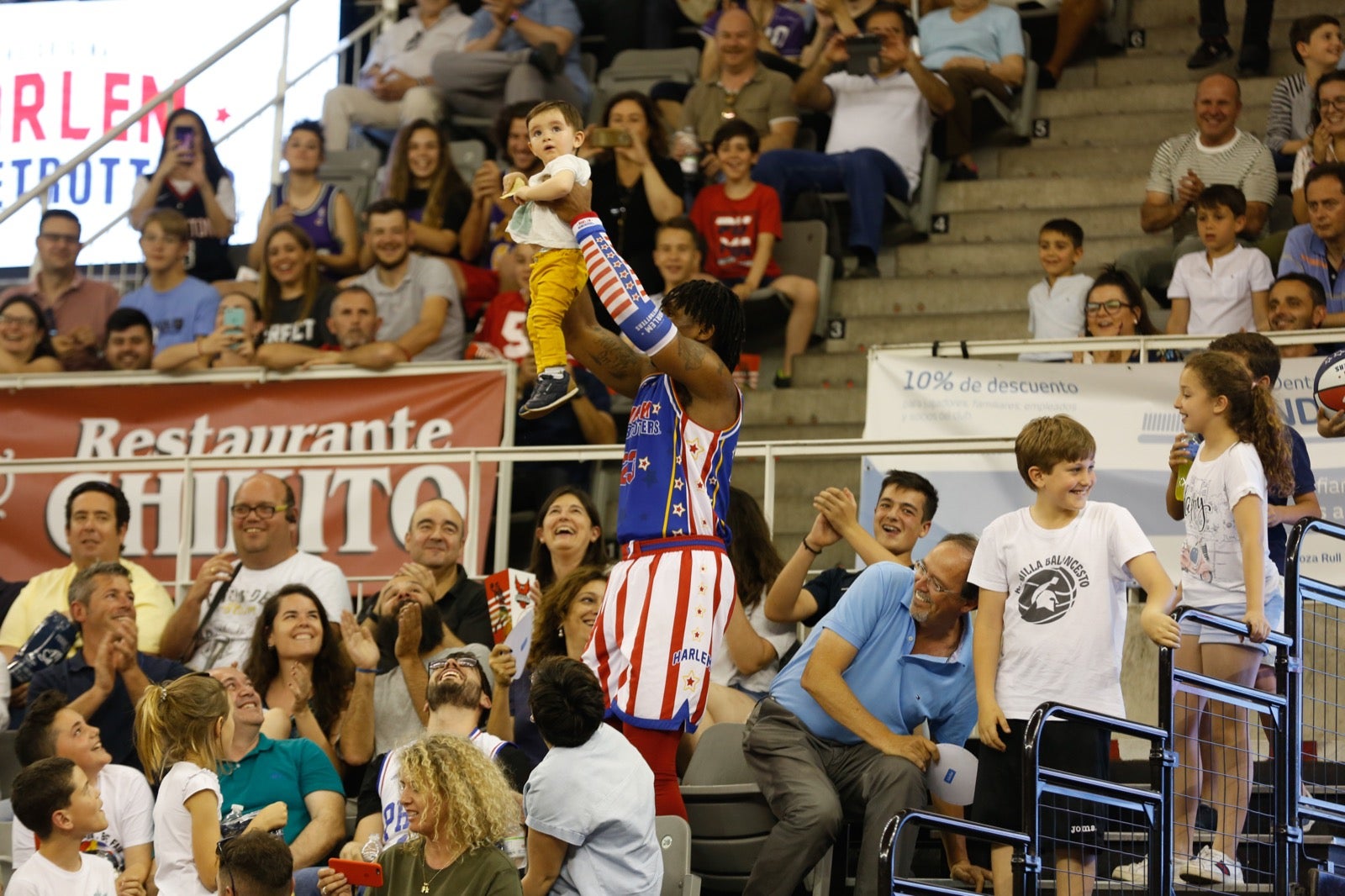 El Palacio de los Deportes de Granada fue el escenario de las espectaculares acrobacias con canastas de por medio del mítico equipo de Harlem