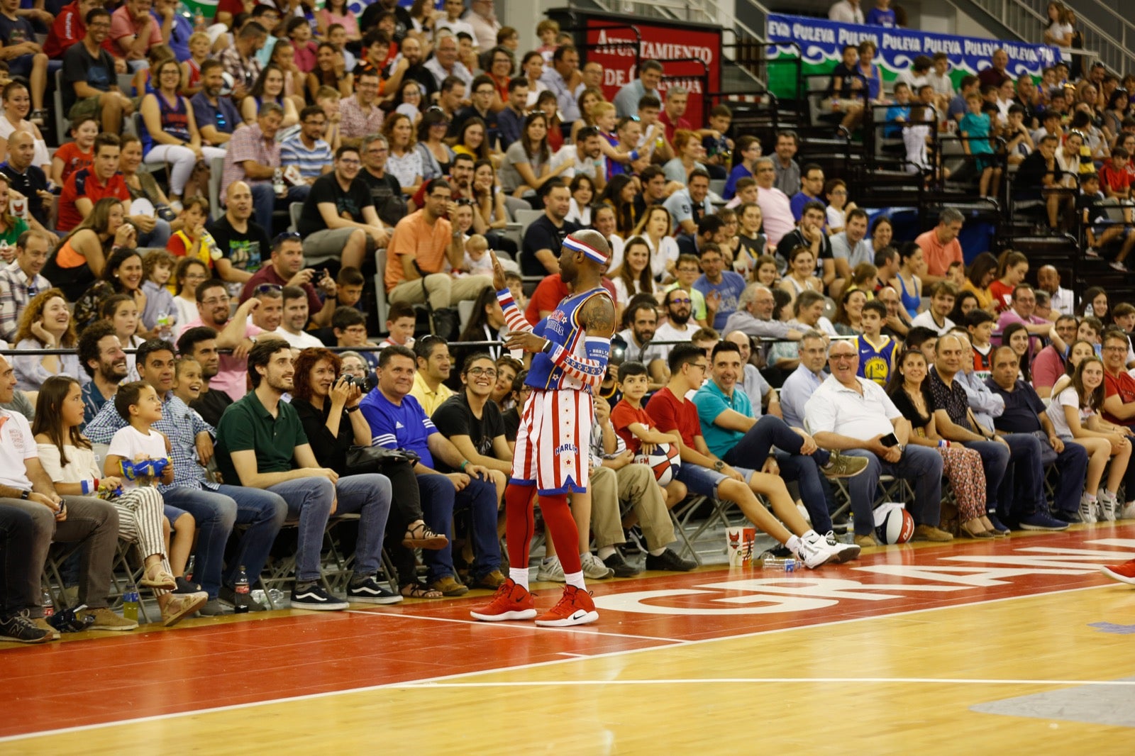 El Palacio de los Deportes de Granada fue el escenario de las espectaculares acrobacias con canastas de por medio del mítico equipo de Harlem