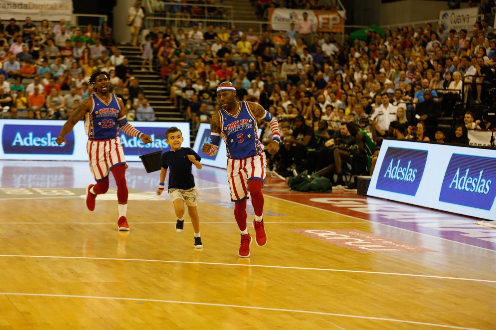 El Palacio de los Deportes de Granada fue el escenario de las espectaculares acrobacias con canastas de por medio del mítico equipo de Harlem