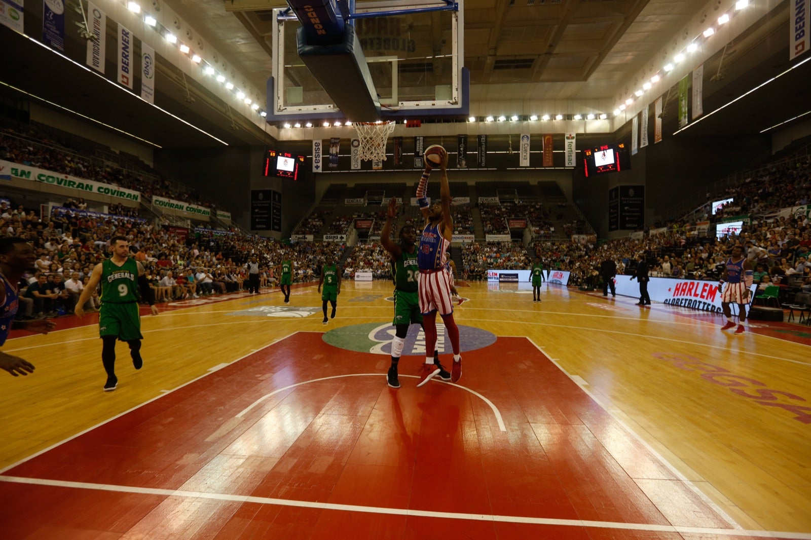 El Palacio de los Deportes de Granada fue el escenario de las espectaculares acrobacias con canastas de por medio del mítico equipo de Harlem