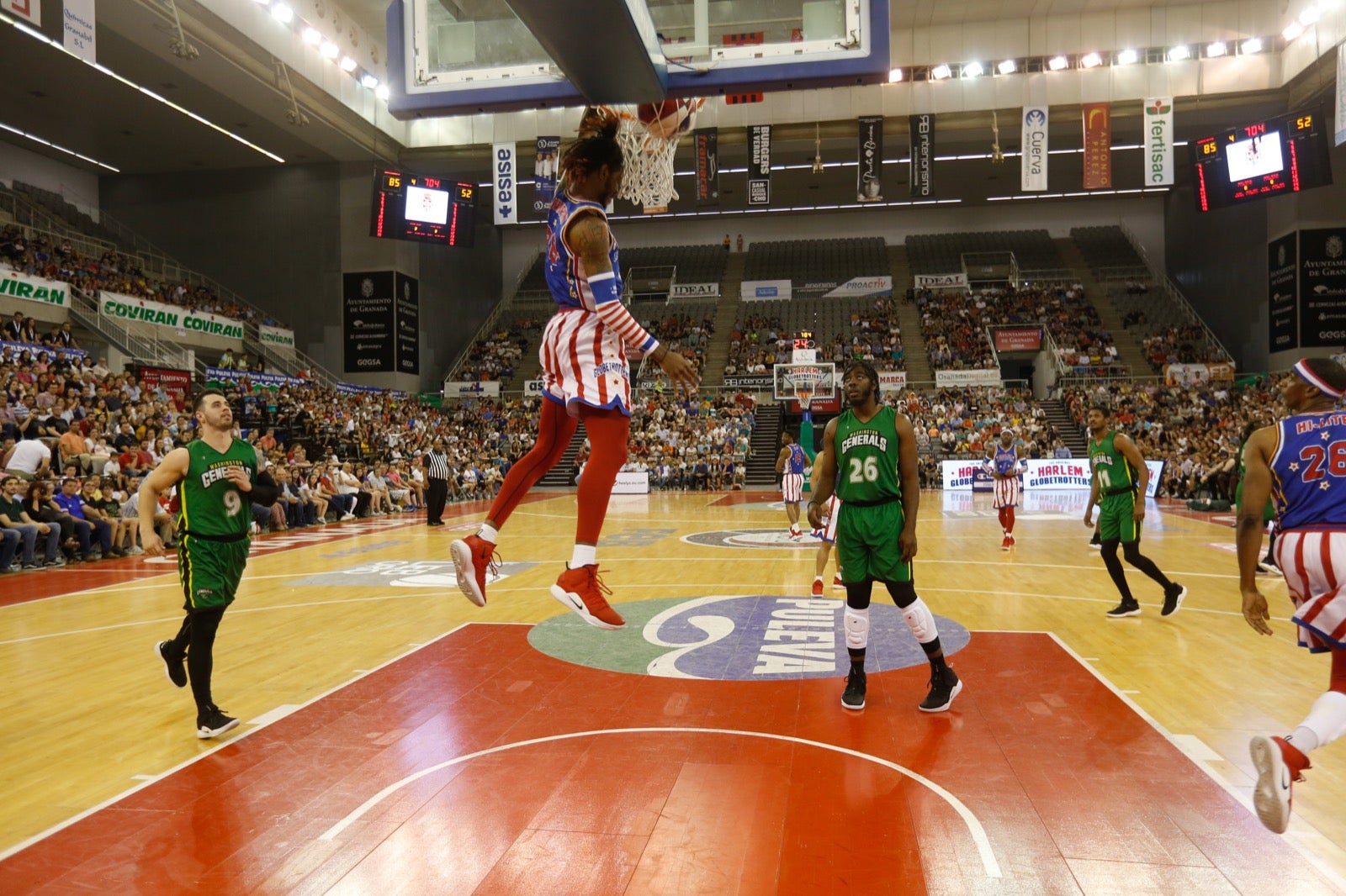 El Palacio de los Deportes de Granada fue el escenario de las espectaculares acrobacias con canastas de por medio del mítico equipo de Harlem